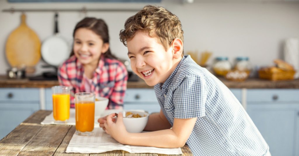 Dzieci jedzą zdrowe śniadanie bogate w witaminę C
